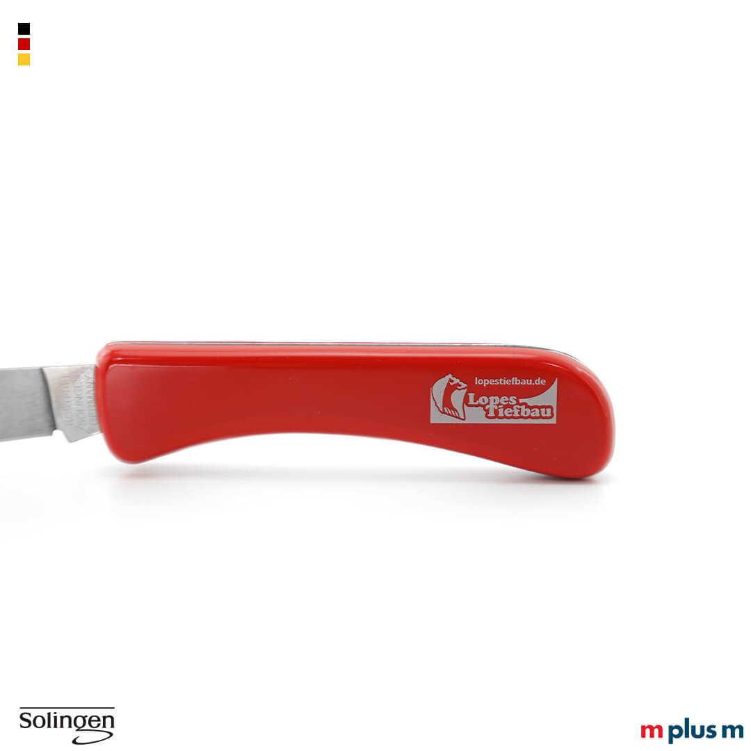 Klappmesser mit Metallklinge und rotem Griff in Seitenansicht geschlossen mit teilweise sichtbarer Klinge