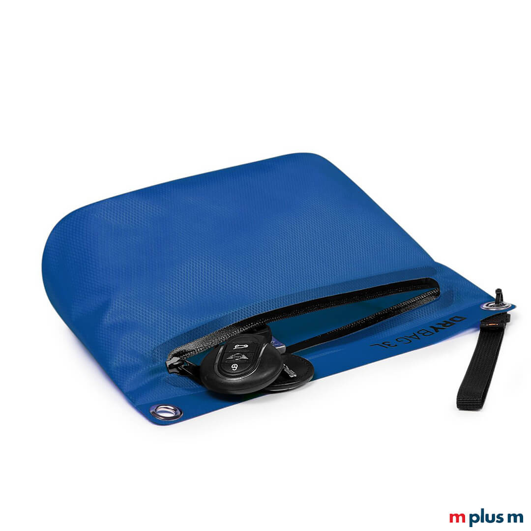 Blaue 3L Drybag (wasserdichte Tasche) von Halfar, halb geöffnet, zeigt eine innenliegende Autoschlüssel-Fernbedienung in der Reißverschlusstasche. Oben links ist eine Metallöse sichtbar.