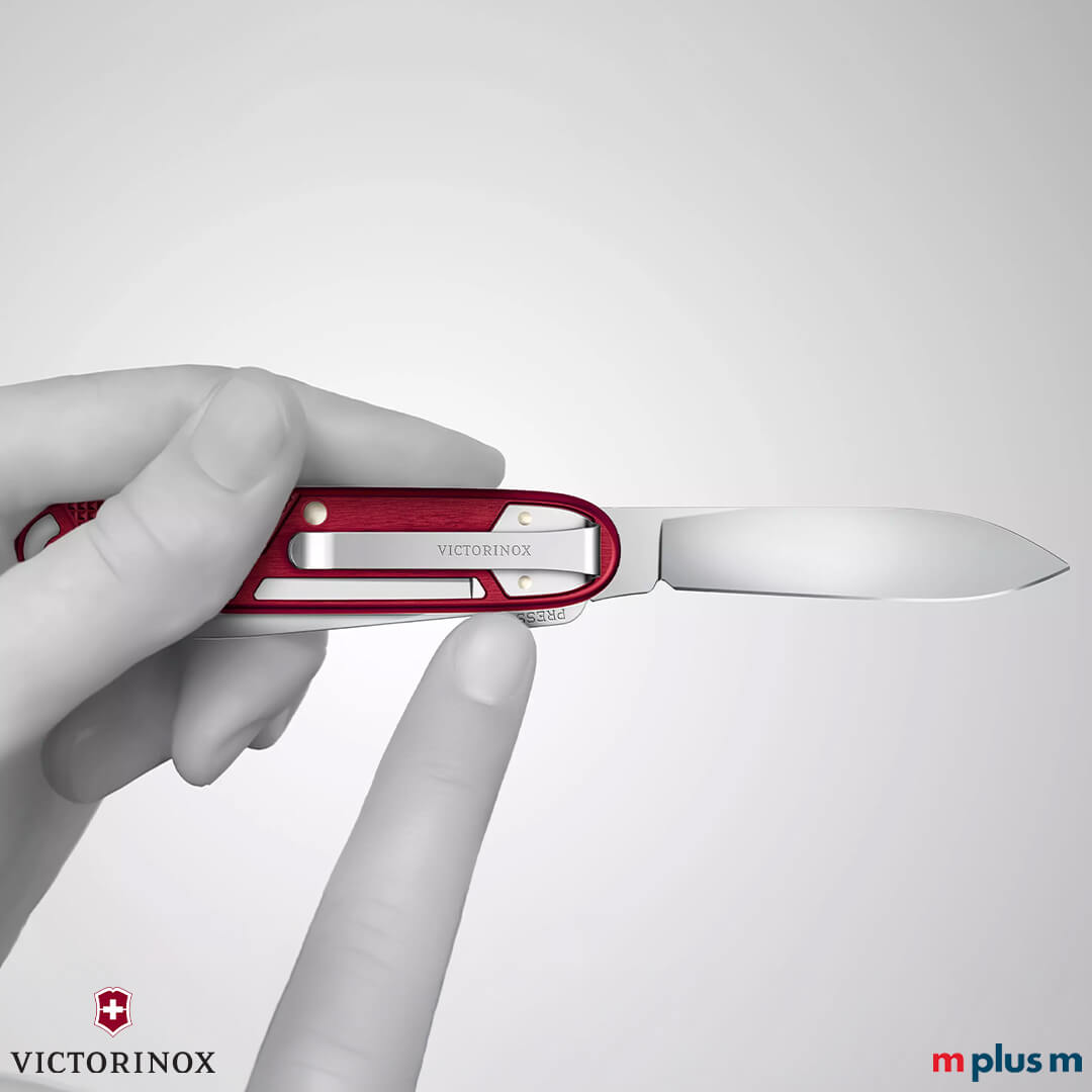 Detailaufnahme Onefold Alox Messer beim Öffnen mit Alox-Schalen und personalisierbarer Gravurfläche