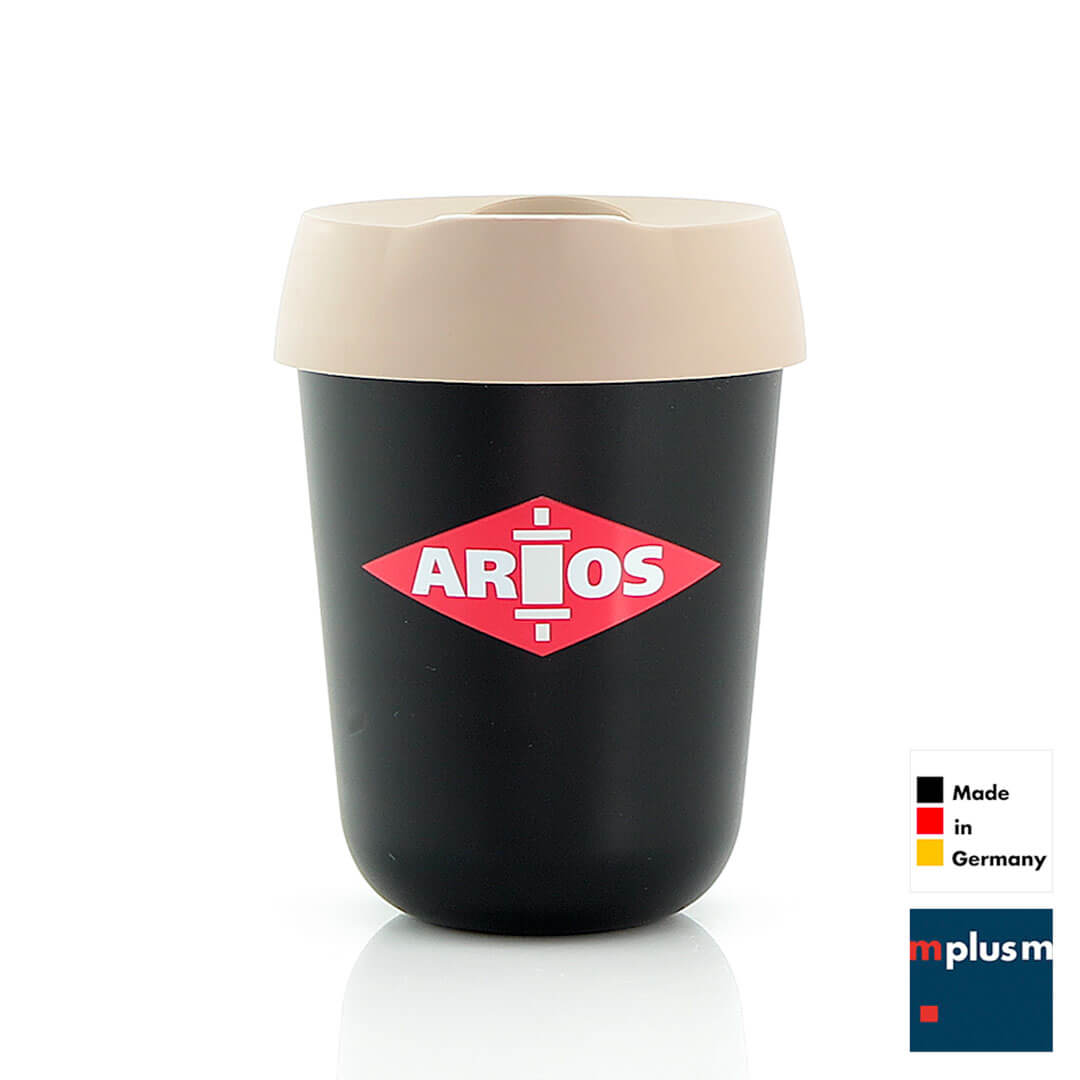 Der schwarze Coffee To Go Becher aus PP ist bruchfest, BPA-frei und hält heiße Getränke bis zu 30 Minuten angenehm warm unterwegs