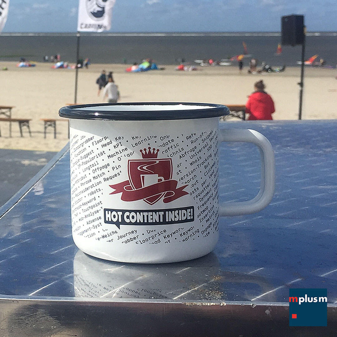 Die weiße Emaille Tasse aus Europa mit 8 cm Durchmesser ist sehr gut mit Logo oder Motiv zu bedrucken. Spülmaschinenefest.