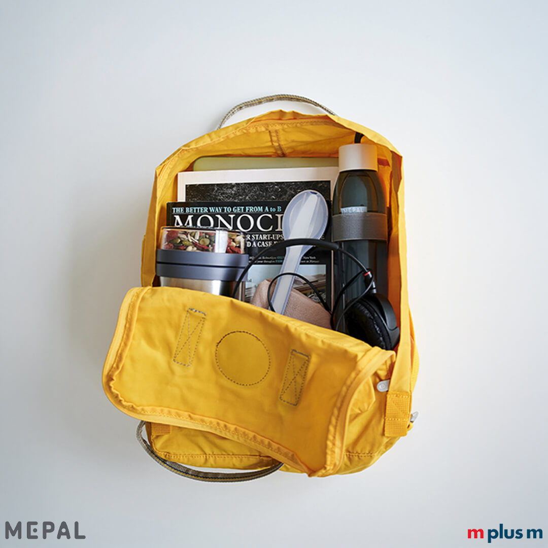 Thermo-Lunchpot aus Edelstahl in Nutzungssituation in geöffnetem Rucksack mit Zubehör in Draufsicht