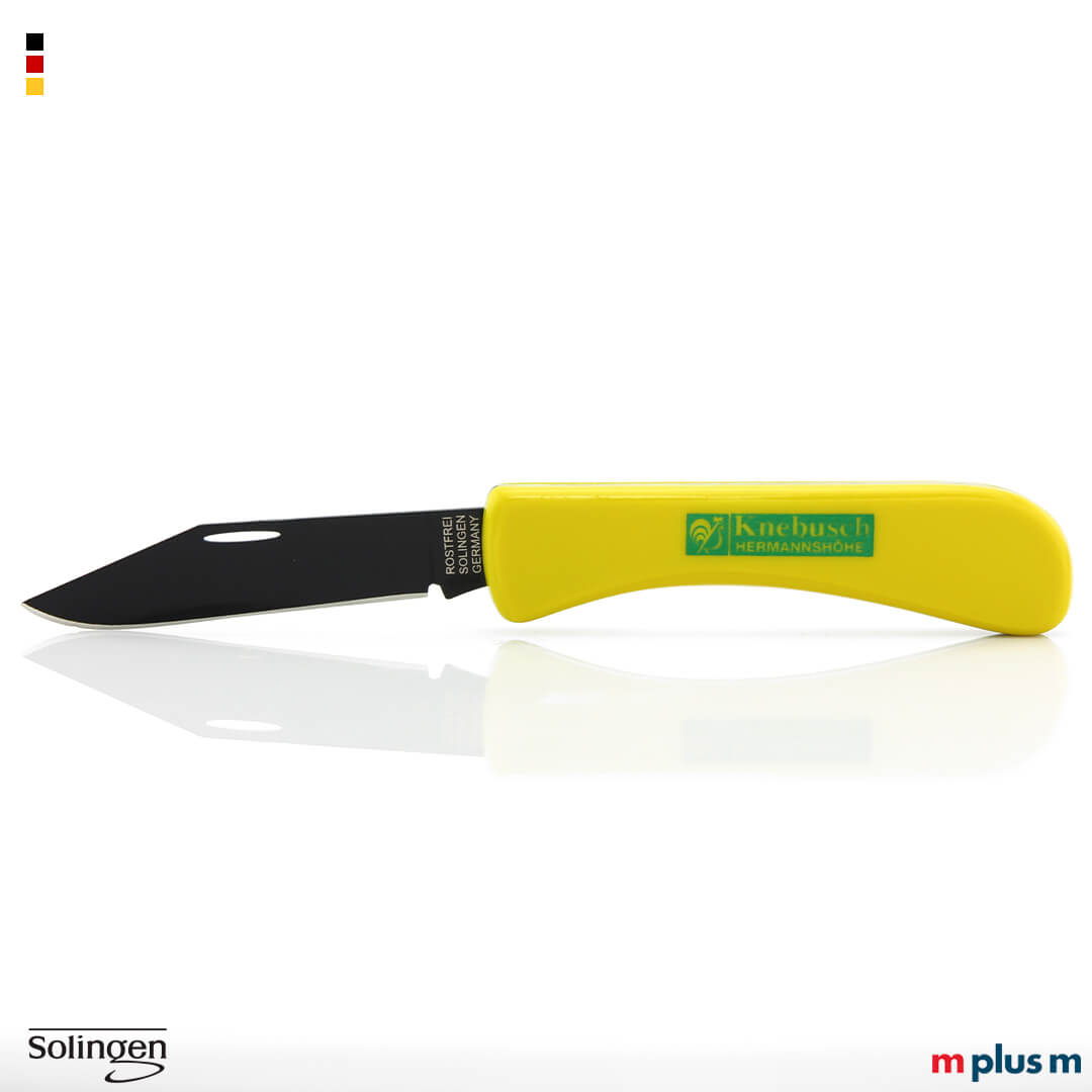 Klappmesser mit Metallklinge und gelbem Griff in flacher Seitenansicht geöffnet auf heller Oberfläche